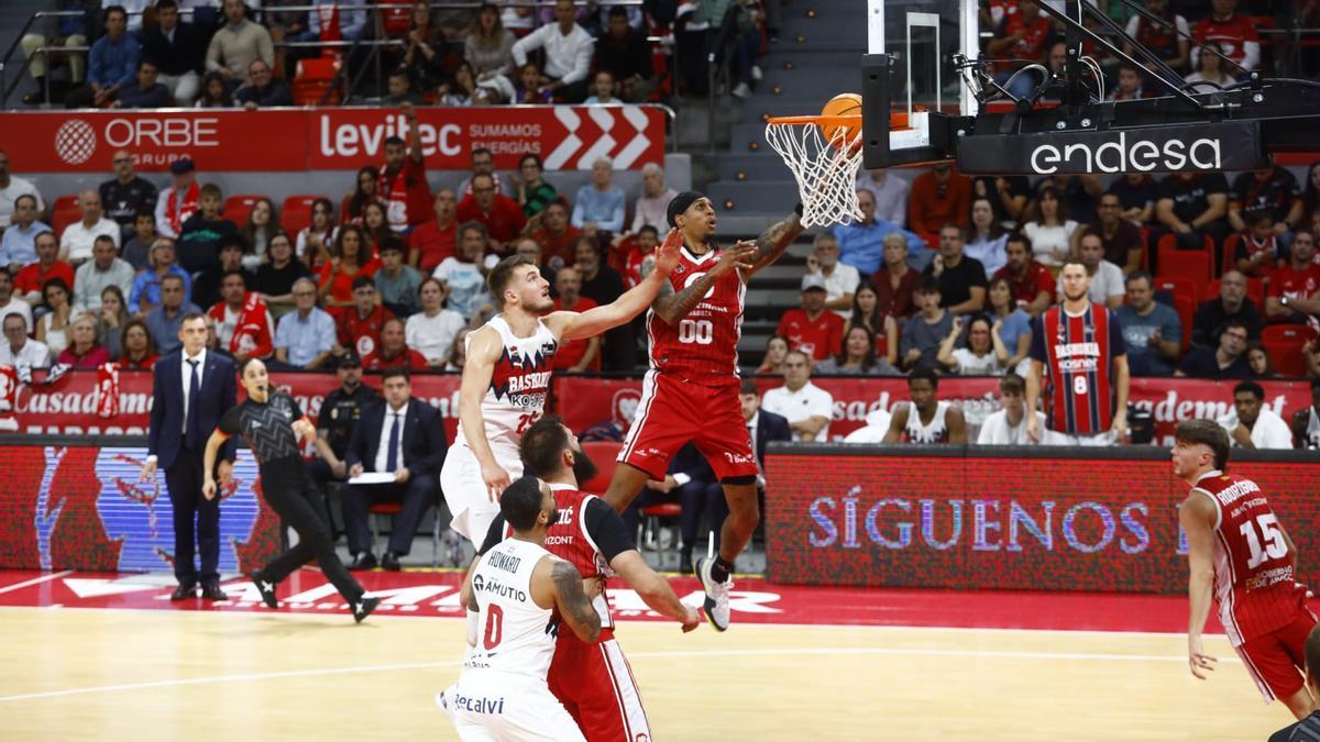 Robinson deja una bandeja en el duelo ante el Baskonia