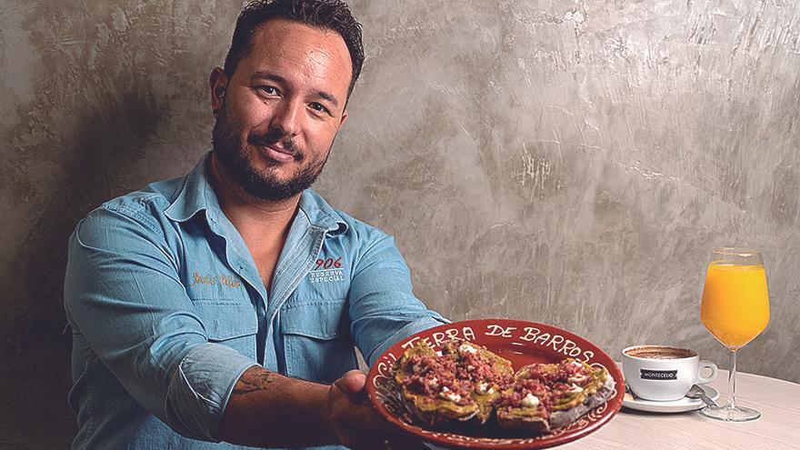 Jesús Vélez posa junto al desayuno ganador del concurso.