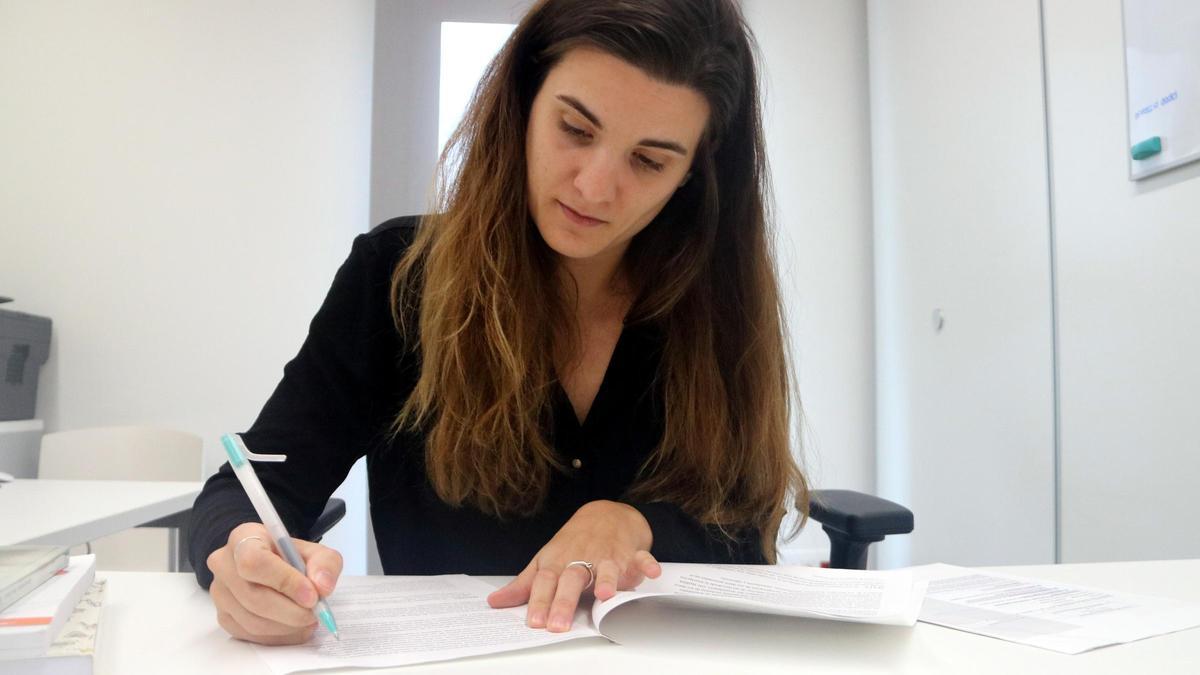 La CEO i fundadora de Pictolex, Carlota Albanell, revisant un contracte