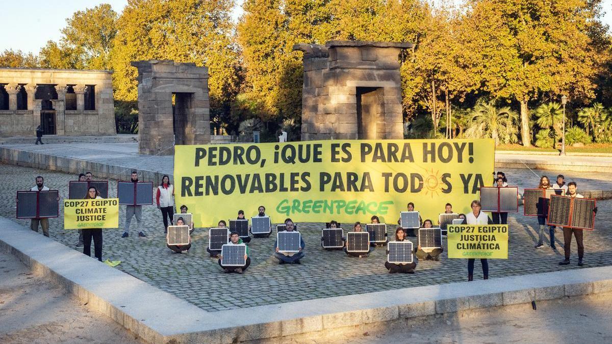 Activistas de Greenpeace reclaman medidas al presidente del Gobierno contra el cambio climático ante el Templo de Debod, en Madrid.