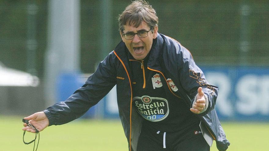 El entrenador Fernando Vázquez durante un entrenamiento del Deportivo.