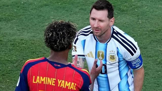 Leo Messi saluda Lamine Yamal abans de l’inici de la final a l’estadi MetLife de Nova Jersey, ahir. | JAMES LANG / REUTERS