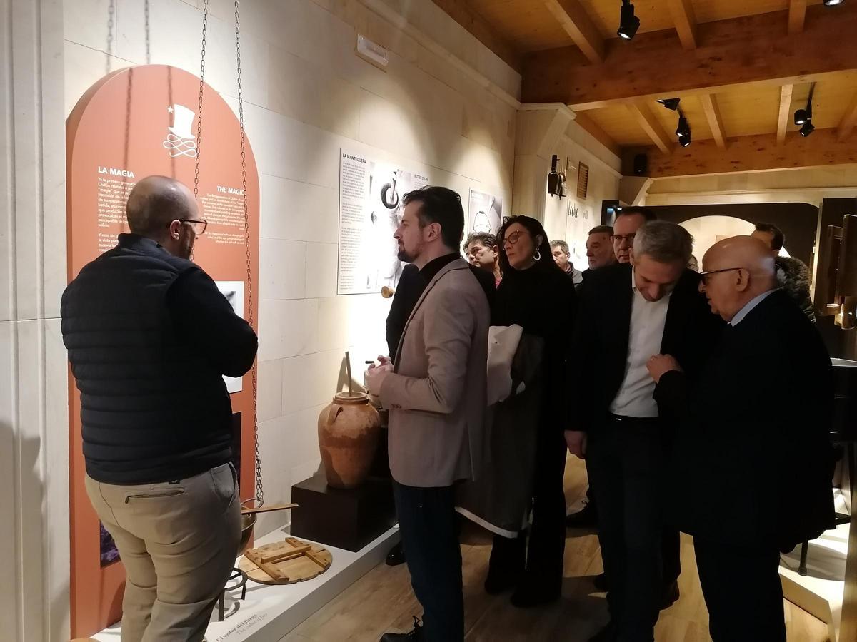 Participantes en la visita al Museo del Queso admiran sus fondos