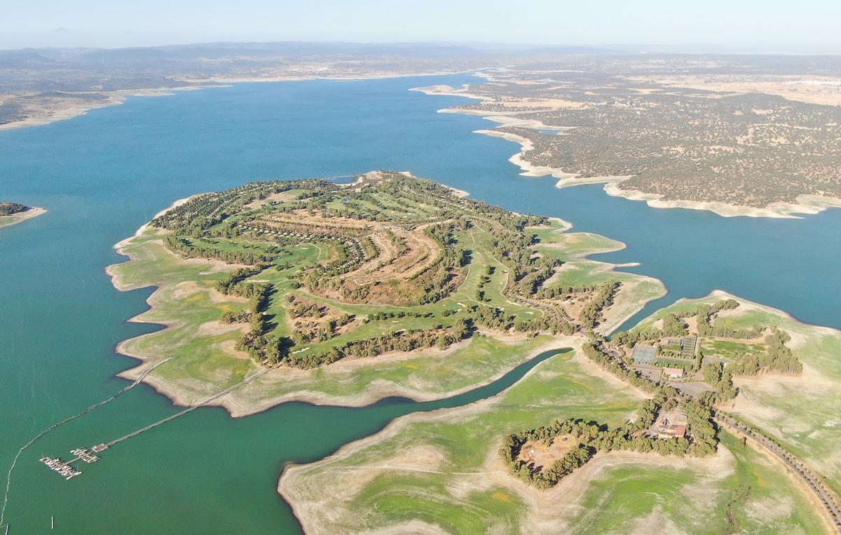 Vista aérea de la isla de Valdecañas con parte del complejo construido.