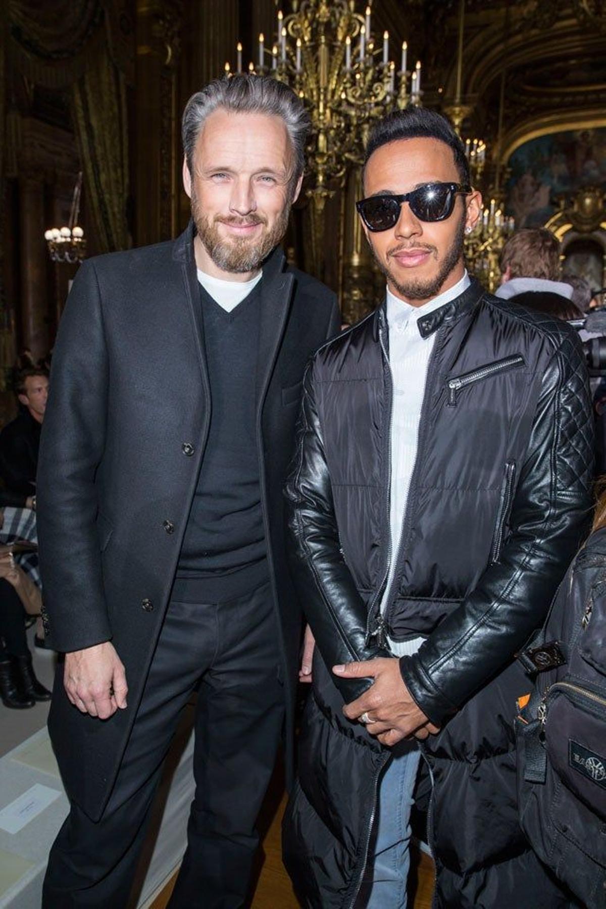 Alistair Willis y Lewis Hamilton, en el desfile de Stella McCartney en la Paris Fashion Week.