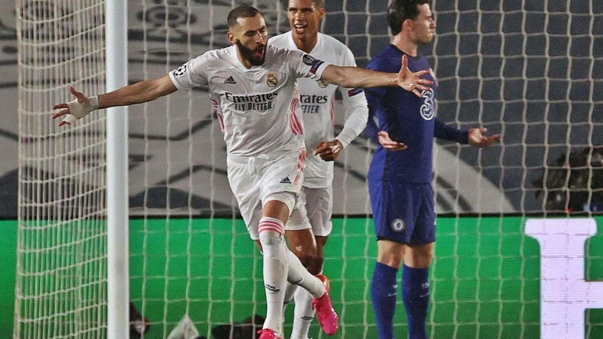 Benzema celebra el gol de l&#039;empat dels blancs davant el Chelsea.