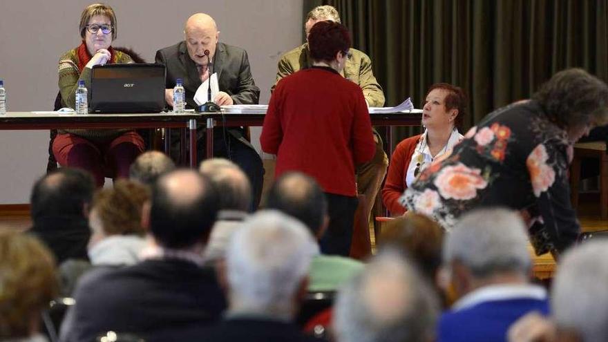 La asamblea de Fecoga tuvo lugar en la Casa da Cultura de Silleda. // Bernabé/Javier Lalín