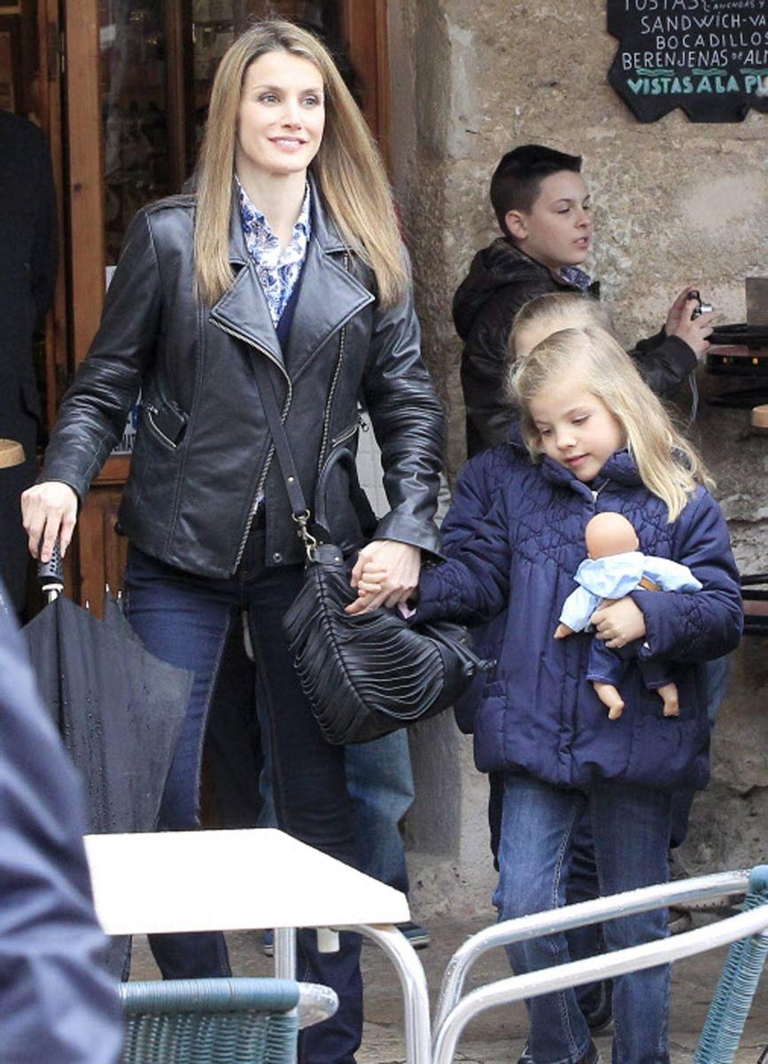 La reina Letizia en Almagro en 2013 con cahqueta de cuero biker