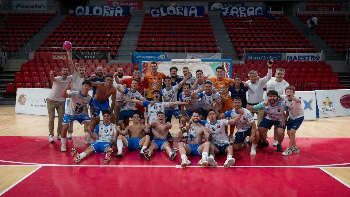 La plantilla del Wanapix Zaragoza celebra su ascenso a Primera División.