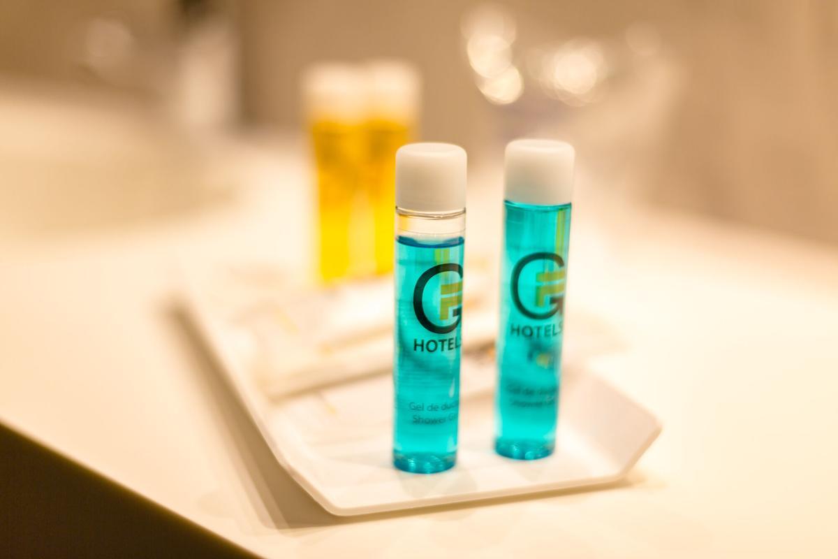 Botellas de gel y champú en el baño de un hotel en Benidorm (Comunidad Valenciana).