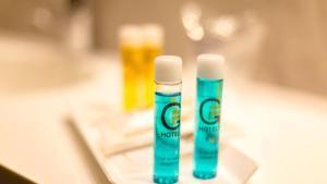 Botellas de gel y champú en el baño de un hotel en Benidorm (Comunidad Valenciana).