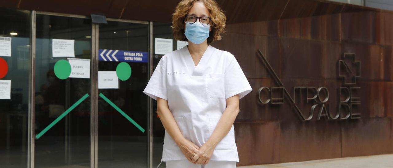 La doctora Susana Aldecoa, ante el acceso al centro de Beiramar y Rosalía. // Alba Villar