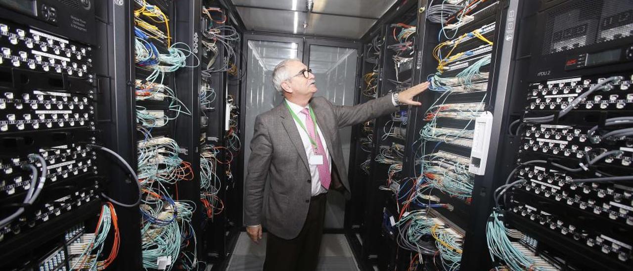 El director general de Tecnologías de la Información enseña el Centro de Proceso de Datos.