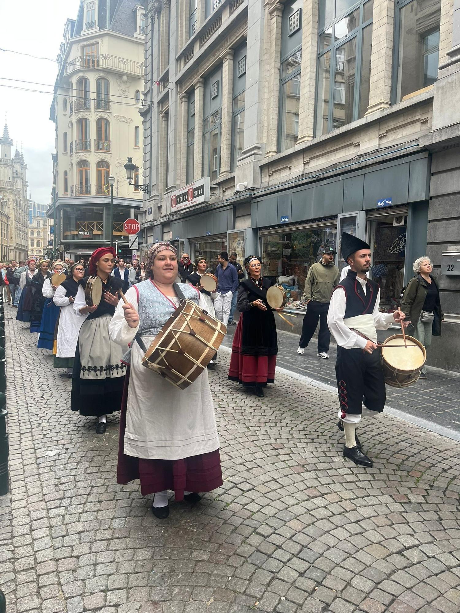 El "Maneken Pis" escancia mea sidra vestido de asturiano