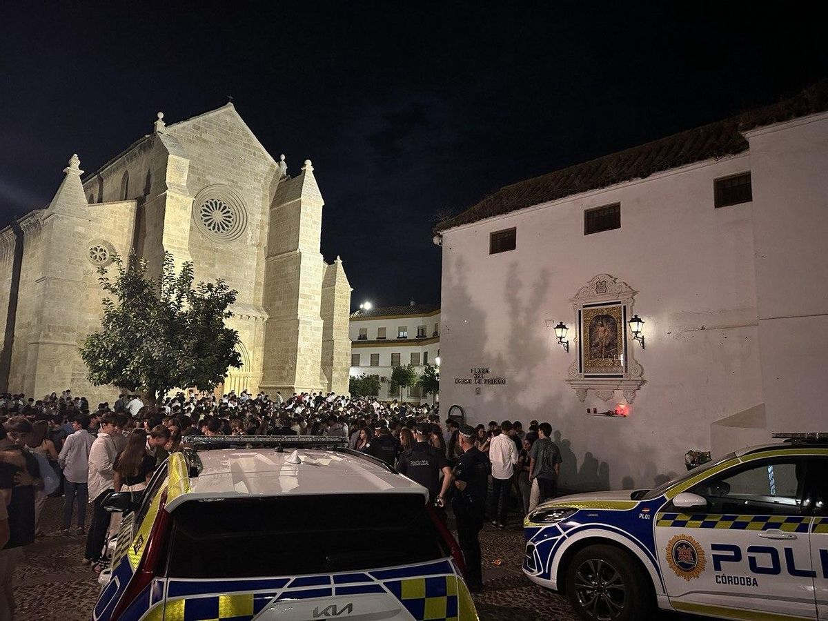 Botellón en Santa Marina, en la noche del viernes.