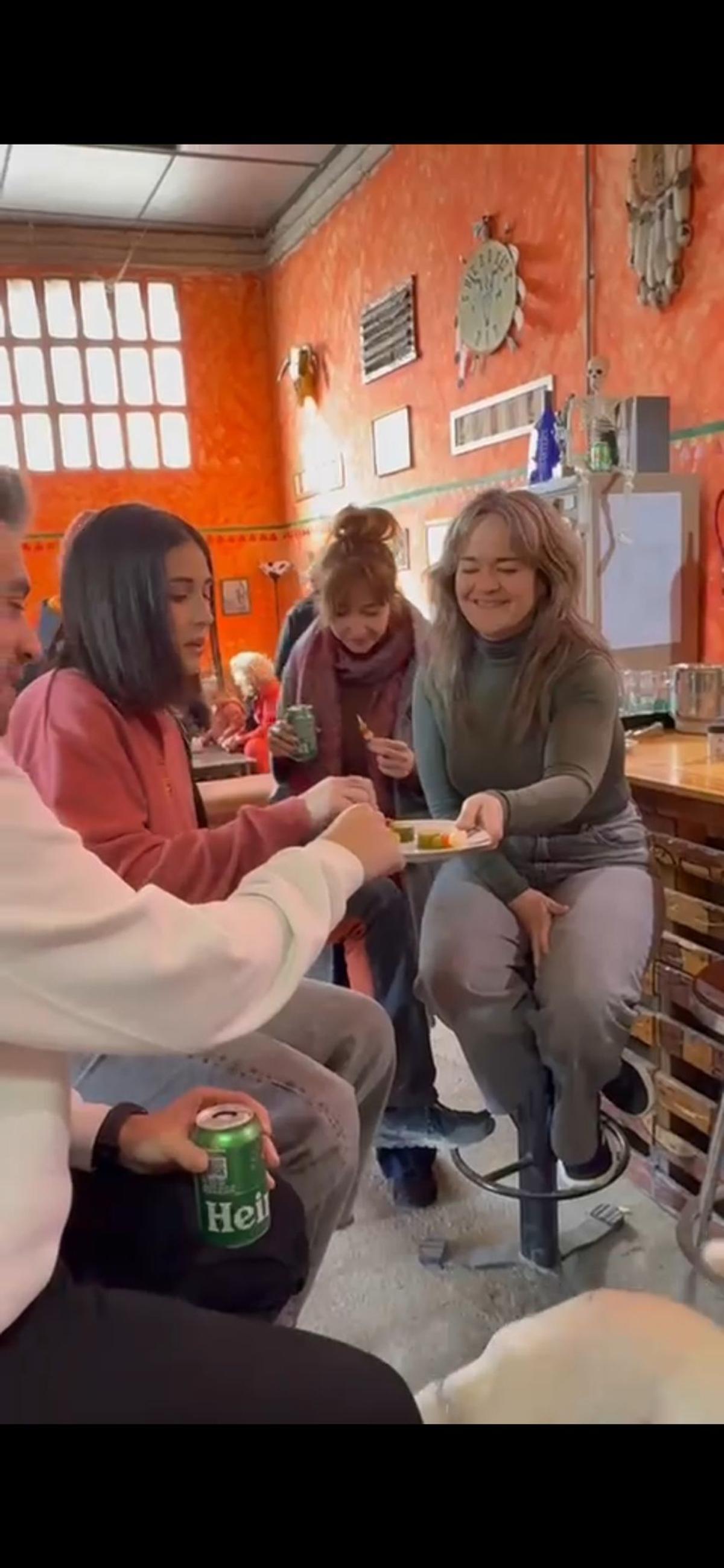 María Goicoeceha, en el centro, en un vermú con sus amigos en un bar de Villanueva de Gállego.