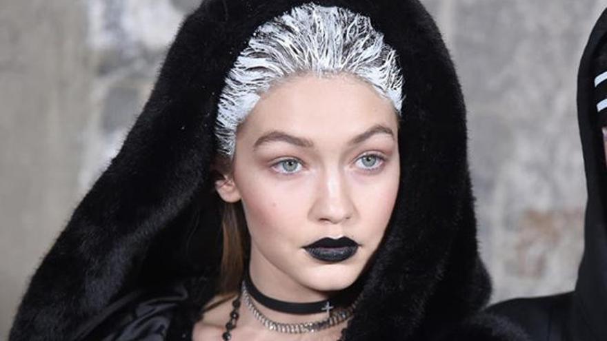 Las modelo Gigi Hadid desfilando para Rihanna