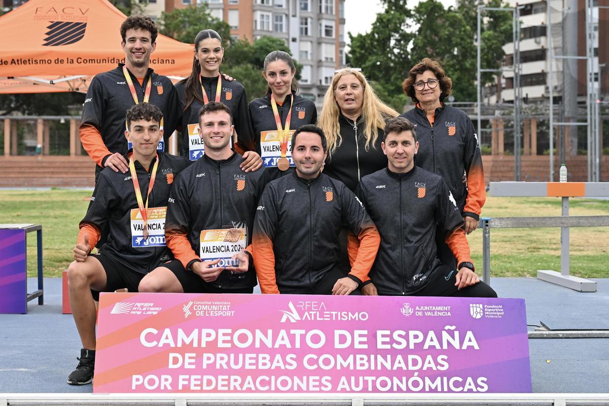 Selección valenciana de atletismo tras conseguir la medalla de bronce el domingo 3 en el Estadi del Turia