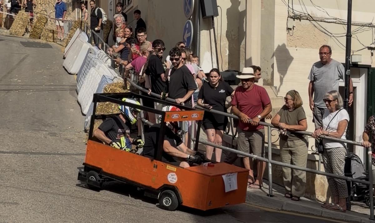 La Devallada de Carretons de las Festes de Sant Pere 2026 volvió a llenar de emoción las calles de Andratx con la participación de 13 vehículos artesanales, algunos llegados desde diferentes puntos de Mallorca La Devallada de Carretons de las Festes de Sant Pere 2026 volvió a llenar de emoción las calles de Andratx con la participación de 13 vehículos artesanales, algunos llegados desde diferentes puntos de Mallorca