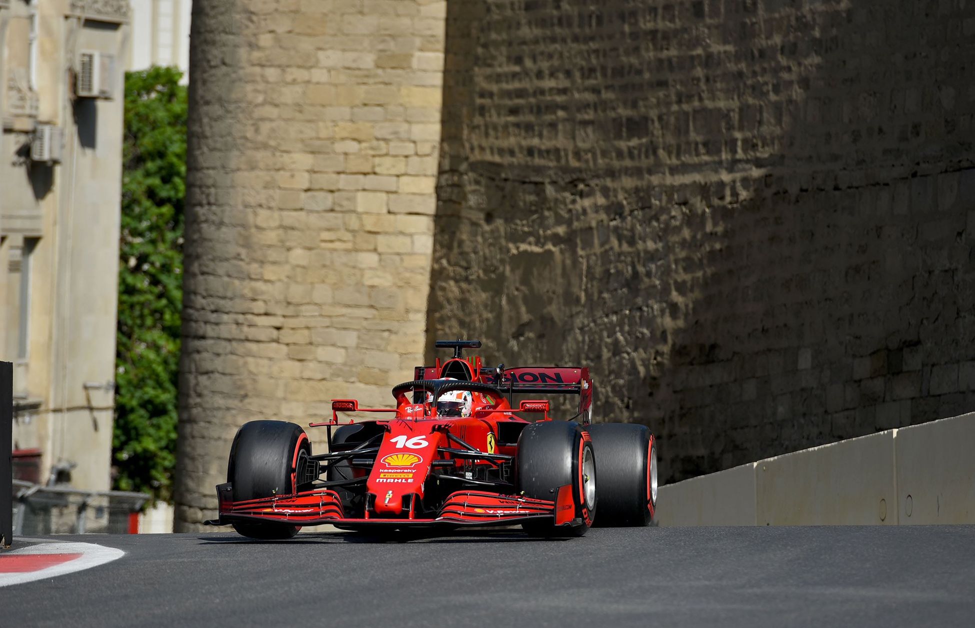 Leclerc, en acción durante la clasificación en Bakú