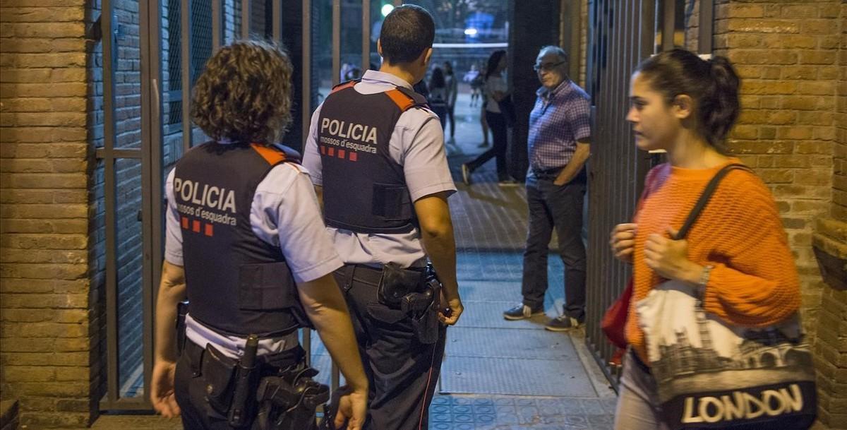 zentauroepp40348560 barcelona  29 09 2017 gente encerrada en los colegios electo170930121924