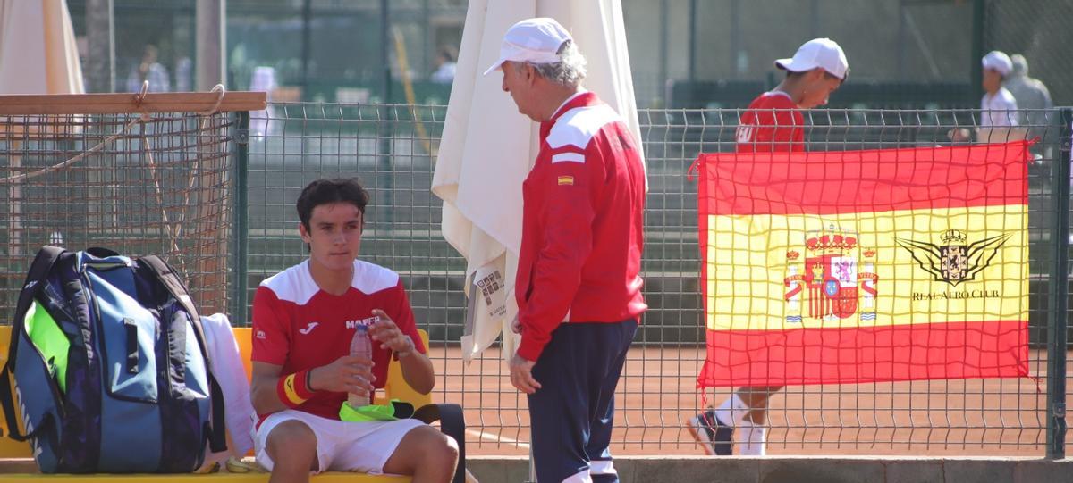 Andrés Santamarta escucha las instrucciones del capitán del equipo español, Juan Pérez.