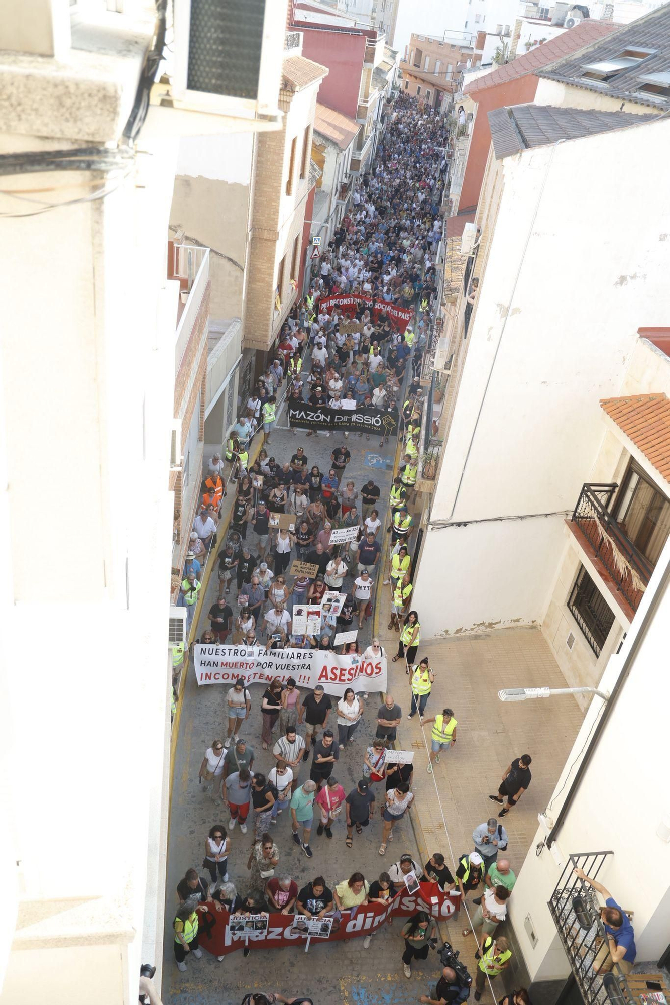 La novena manifestación contra Mazón por la gestión de la dana desde Catarroja, en imágenes