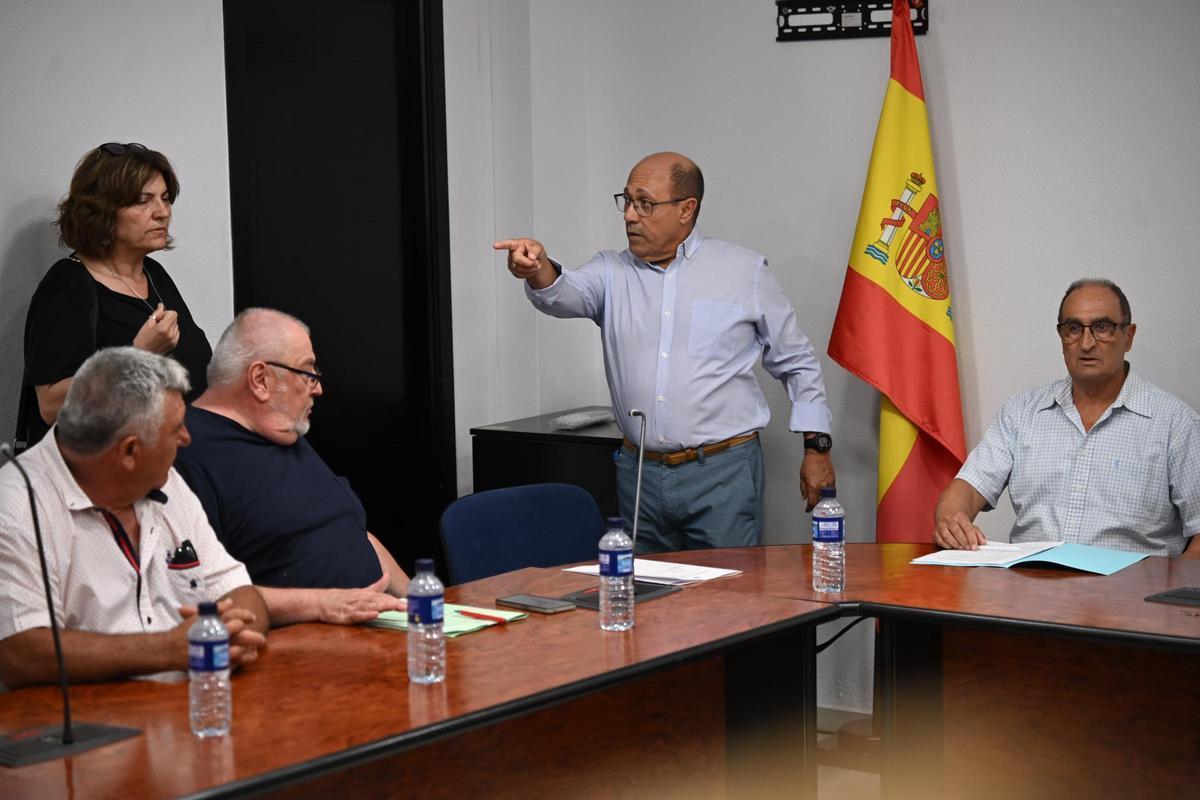 José Sampere, candidato a alcalde en la moción de censura, el día del pleno, en la imagen de pie señalando