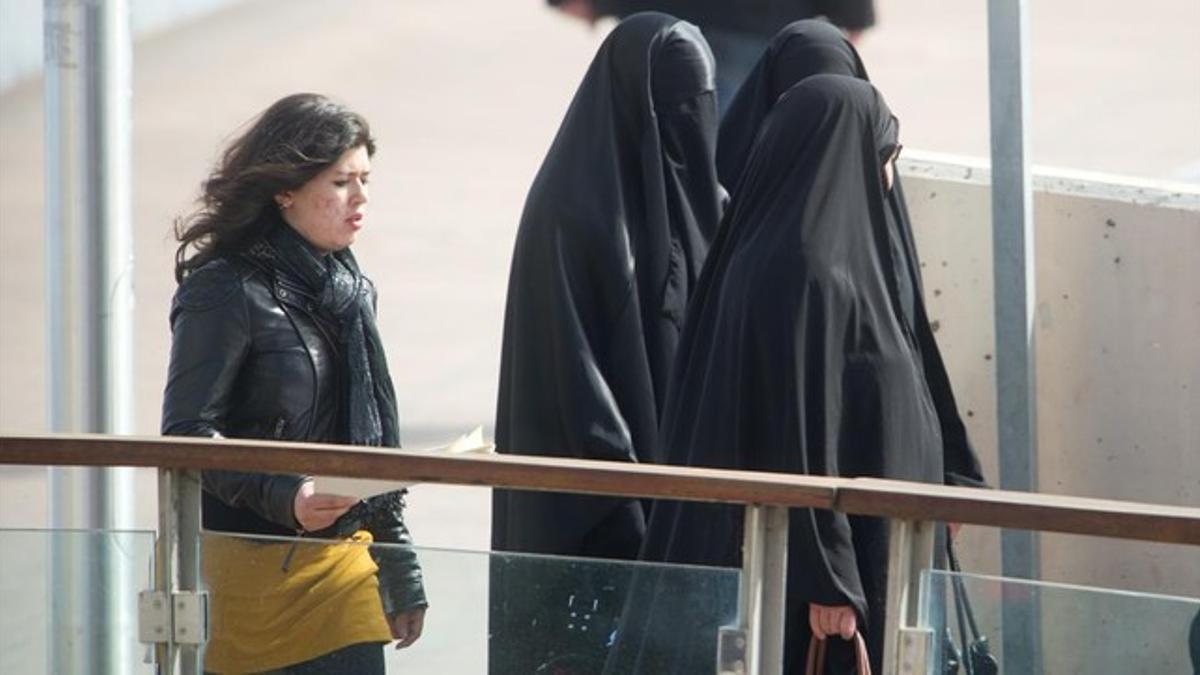 Mujeres musulmanas visten el burka en Lleida, en marzo del 2013.