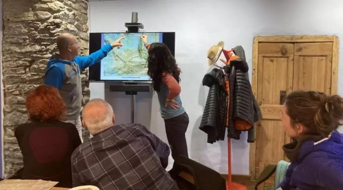 El Guia d'Alta Muntanya de Cerdanya Xavi Llongueras en un taller d'orientació