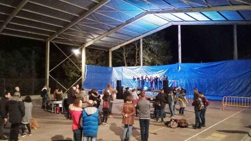 Actuaciones en la pista del colegio público de Carballeda. // FdV