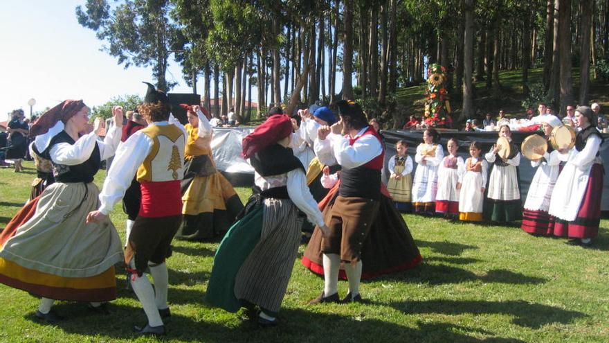 El grupo de baile San Félix de Candás en la romería de San Antonio