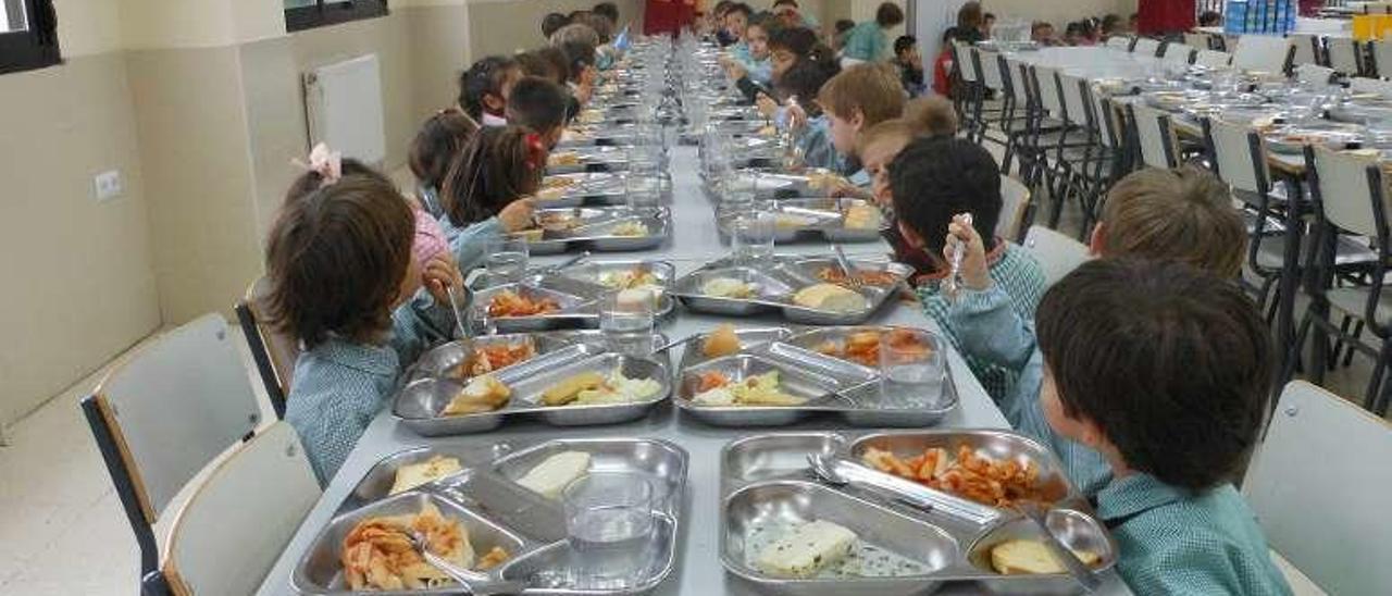 Un grupo de niños en un comedor escolar.  // FdV