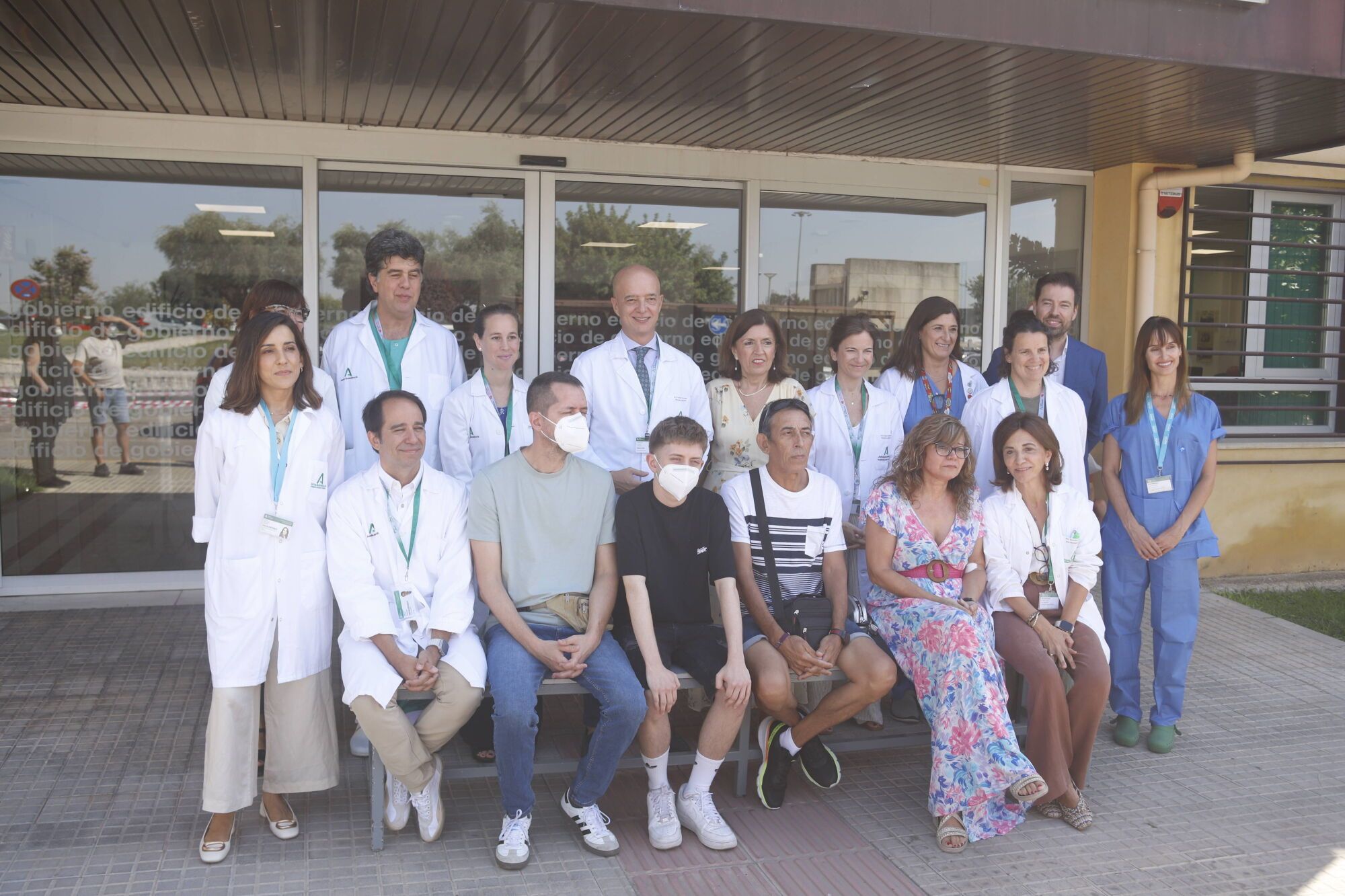 Foto de familia de personal y donantes.