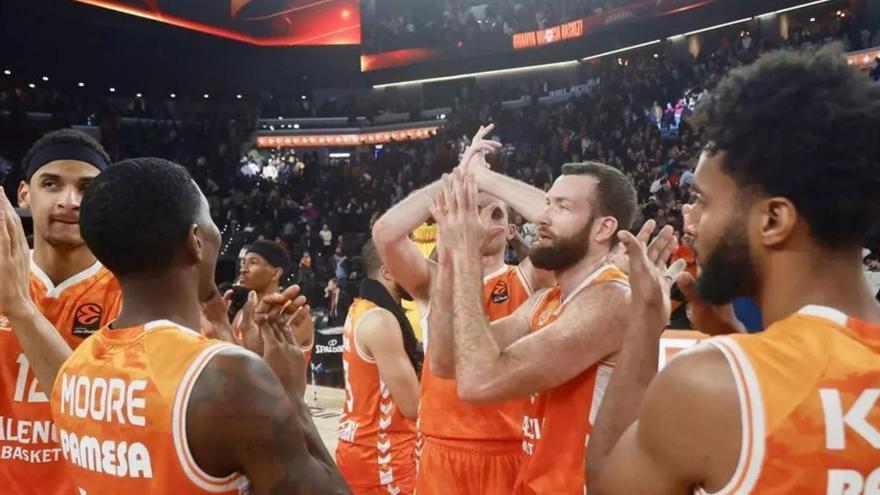 Los jugadores del Valencia Basket celebran un triunfo en el Roig Arena.  | J. M. LÓPEZ