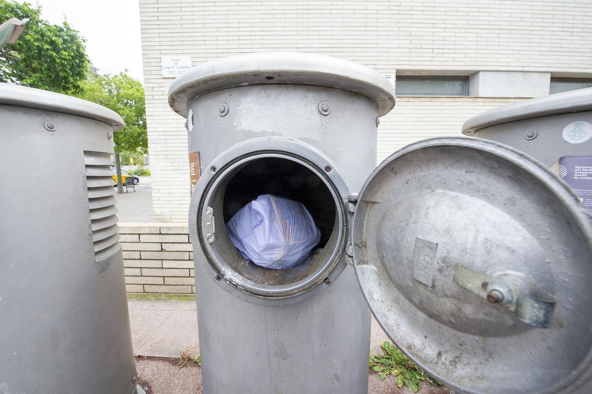 Un buzón de la recogida neumática en el distrito de Sant Martí, en Barcelona.
