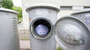 Un buzón de la recogida neumática en el distrito de Sant Martí, en Barcelona.