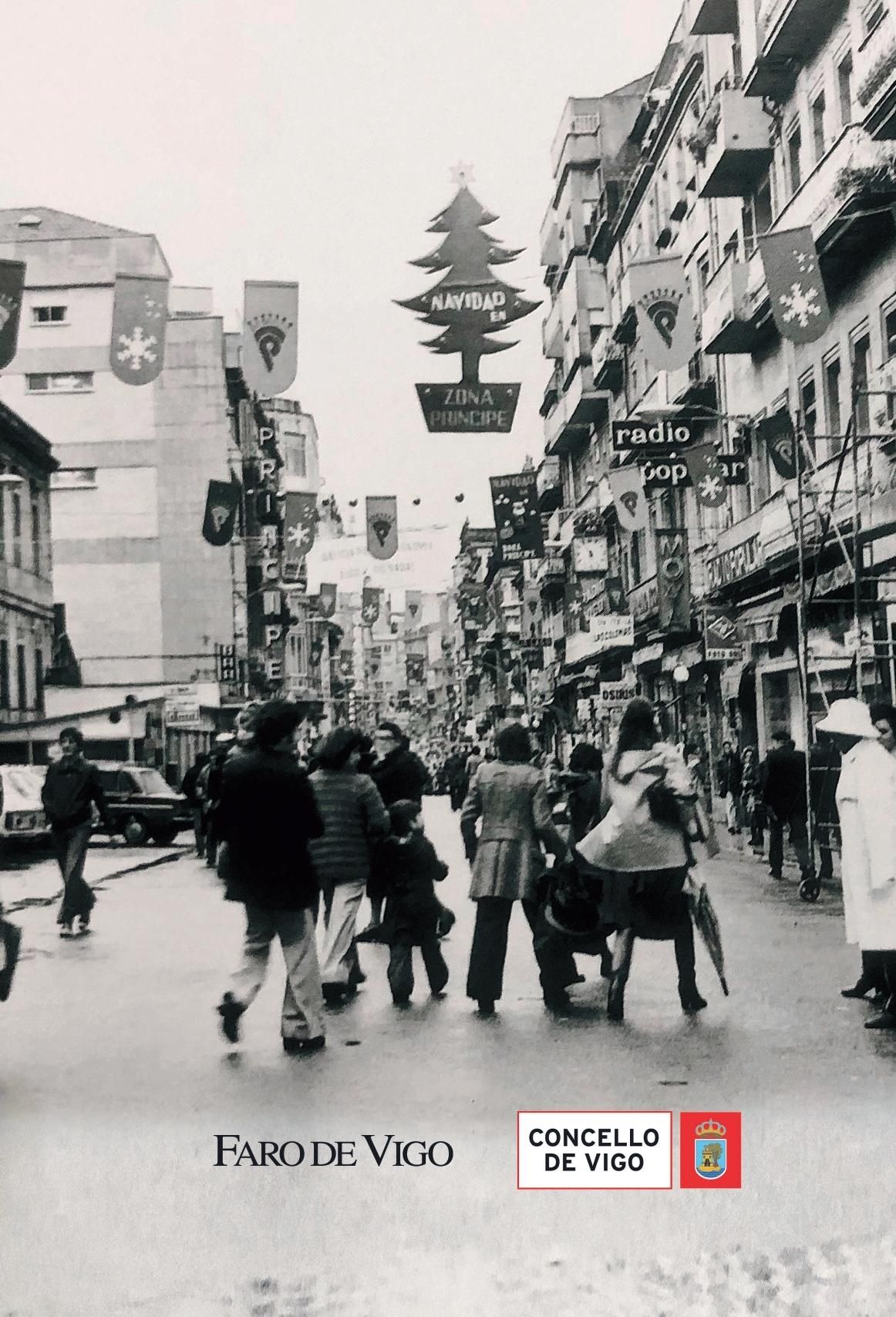 CONTRAPORTADA DEL LIBRO &quot;VIGO Y LA NAVIDAD. DEL BLANCO Y NEGRO AL COLOR&quot;, NUEVA INICIATIVA EDITORIAL DE FARO DE VIGO, QUE CUENTA CON LA COLABORACION DEL CONCELLO DE VIGO, OBRA DEL CRONISTA OFICIAL DE VIGO Y EXDIRECTOR DE FARO, CEFERINO DE BLAS.