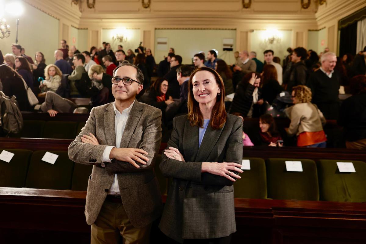 Juan Luis Gandía y Ángeles Solanes en el Aula Magna de la UV