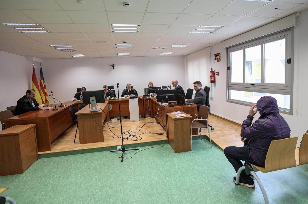 Un momento del inicio del juicio en la Audiencia de Alicante.