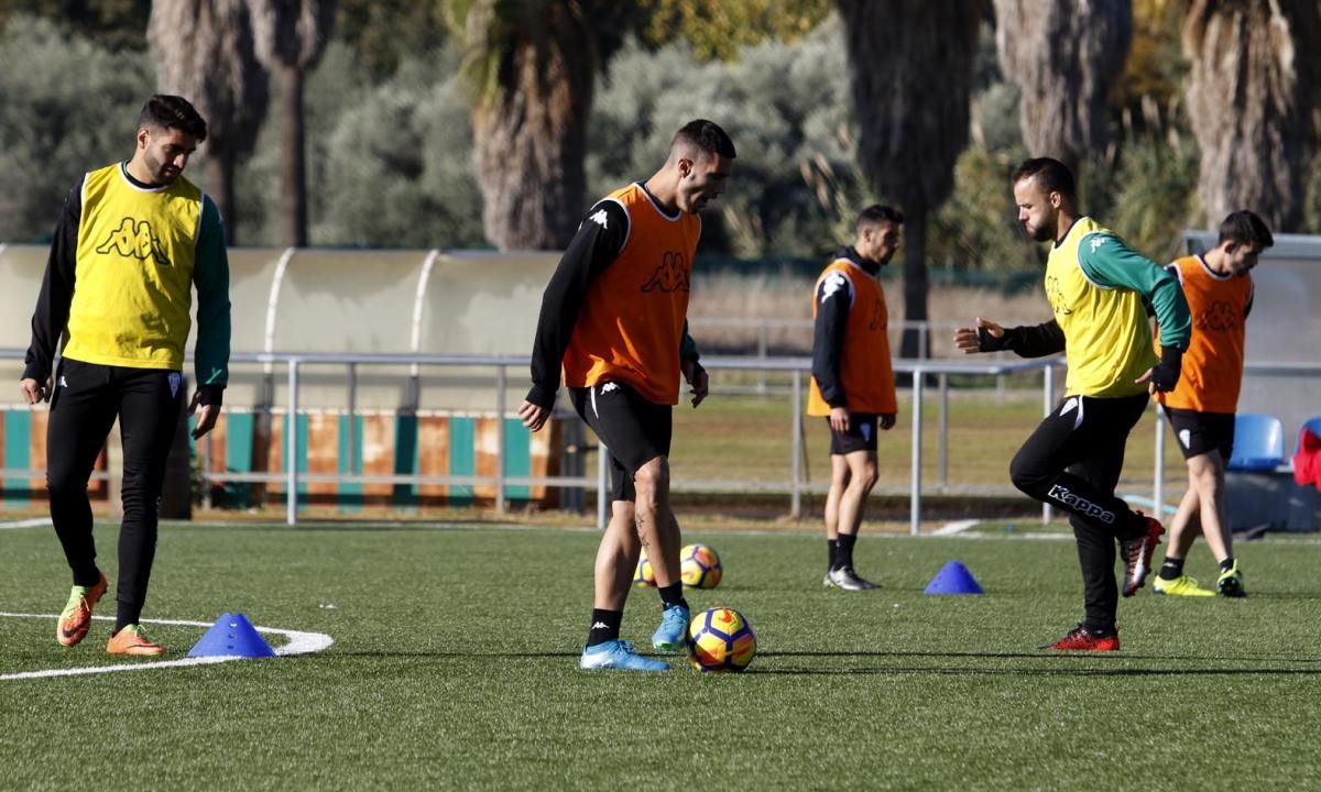 CCF: Entrenamiento matinal en campo de cesped artificial