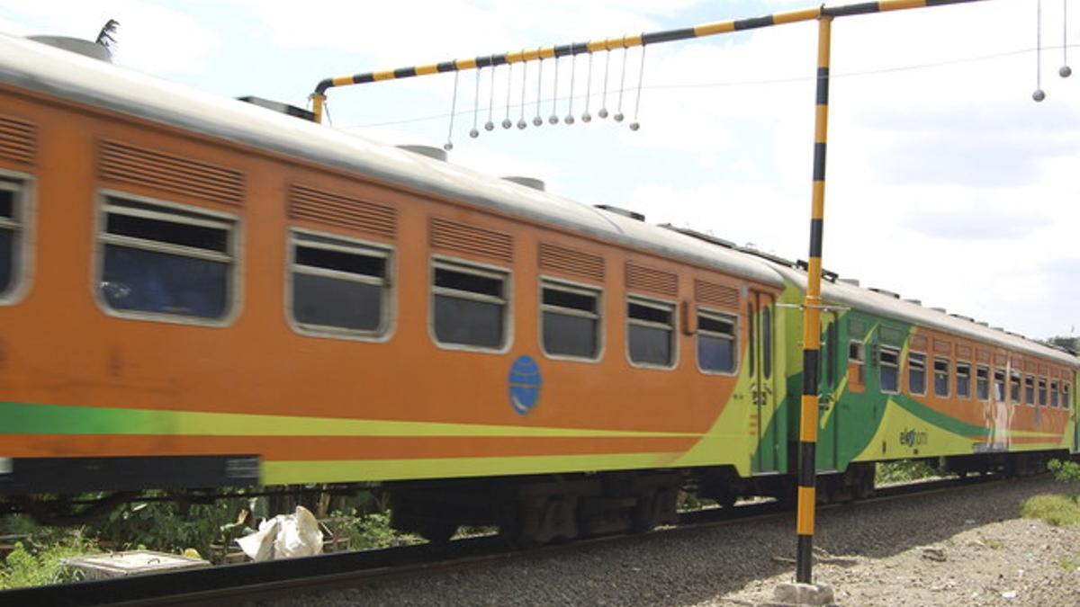 Un tren pasa por la localidad indonesia de Bekasi por debajo de las bolas de cemento para evitar polizones.