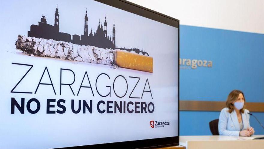 La campaña &quot;Zaragoza no es un cenicero&quot; pretende reducir la presencia de colillas de cigarros en el suelo