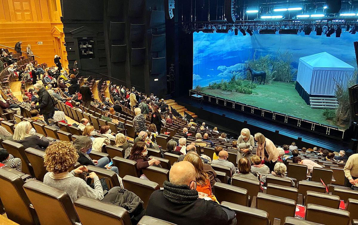 La Sala Gran del TNC, amb l’aforament reduït, per la representació d’una obra el mes de desembre de l’any passat. | ACN