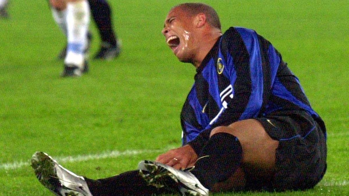 Ronaldo Nazario, tras romperse el tendón rotuliano en la final de Copa Italia del año 2000.