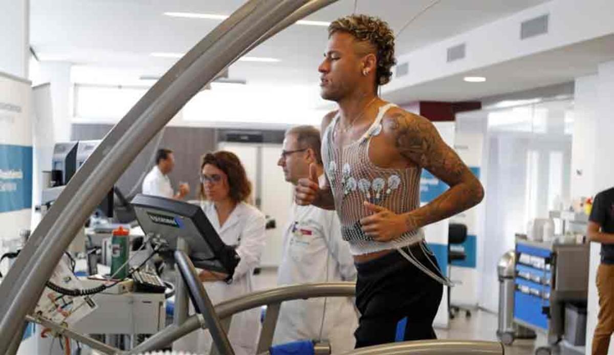 Neymar pasa la revisión médica