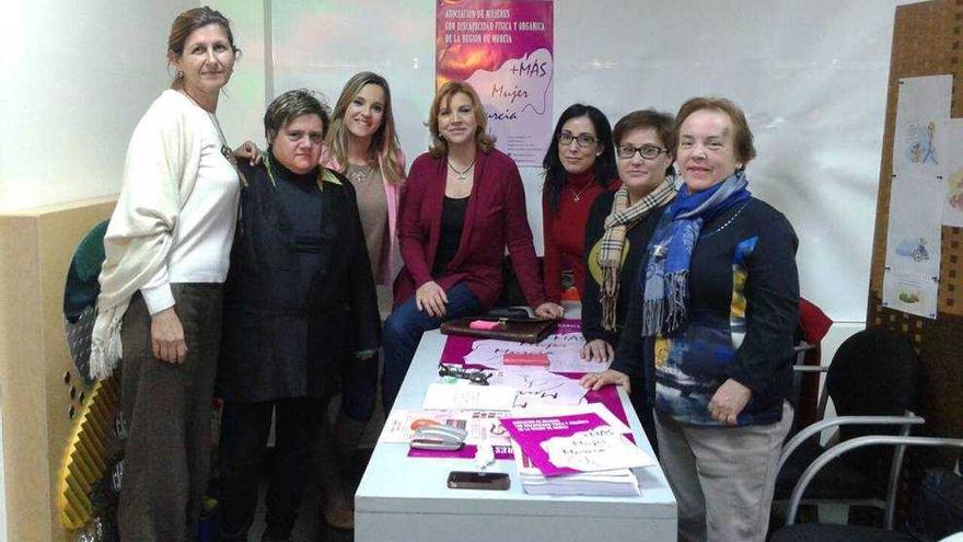 Las diputadas del PP Violante Tomás y Ana Guijarro se reunieron con representantes de la asociación de Mujeres con Discapacidad Física y Orgánica de Murcia, &#039;Más Mujer&#039;.