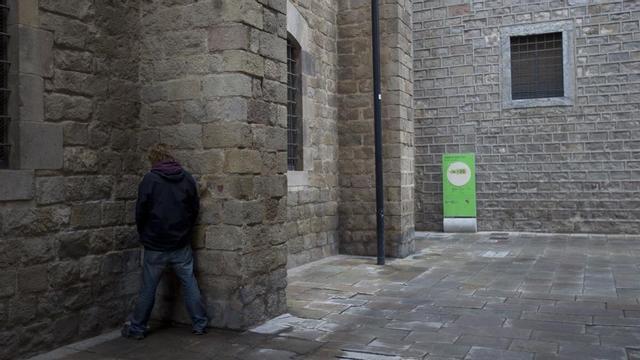 Un hombre orina junto a los jardines Rubió i Lluch.