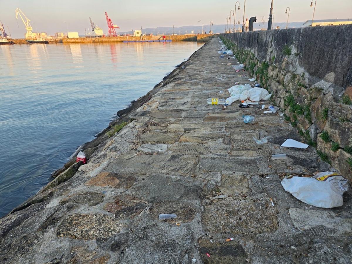 La basusa acumulada en la zona portuaria desde hace dos días. La basusa acumulada en la zona portuaria desde hace dos días.