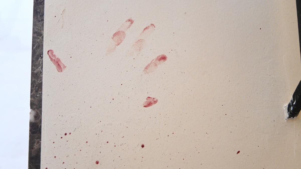 Restos de sangre en el rellano tras el apuñalamiento que tuvo lugar en la calle Batalla de Lepanto, en Las Fuentes, en la madrugada del pasado jueves.,
